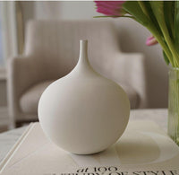 Jarron florero de ceramica blanco ovalado  14cm* 14cm * 17cm
