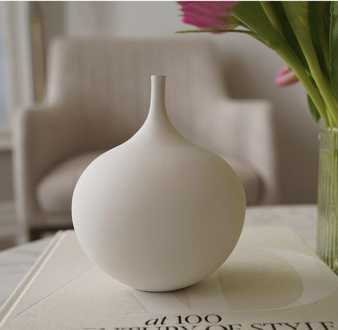 Jarron florero de ceramica blanco ovalado  14cm* 14cm * 17cm