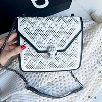 Bolso blanco apliques y cadena plomo detalles negro  20cm* 7cm* 16cm   C- 23195