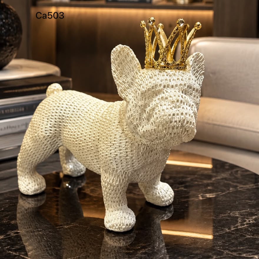 Articulo decorativo perro bull dog caminando textura blanco corona dorado  21cm* 9cm* 17cm