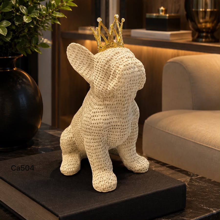 Articulo decorativo perro bull dog sentado textura blanco corona dorado  17cm* 12cm* 20cm