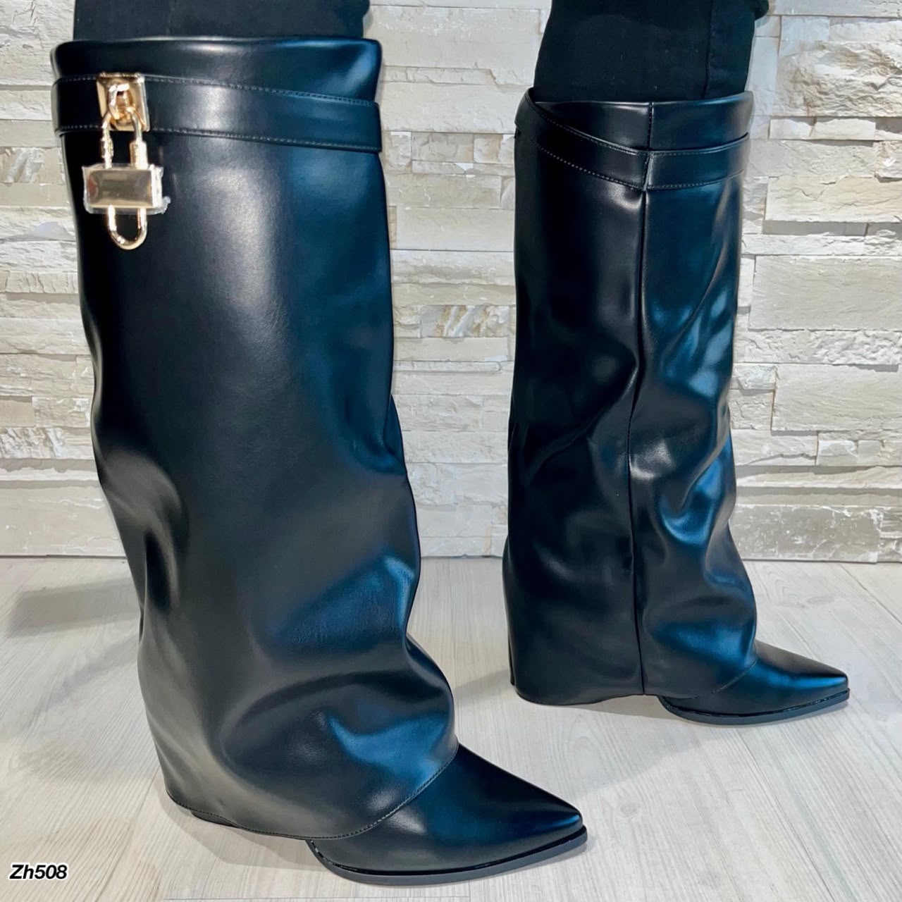 Bota caña alta negro doblez detalle dorado tacon 9cm  A9532  C-160