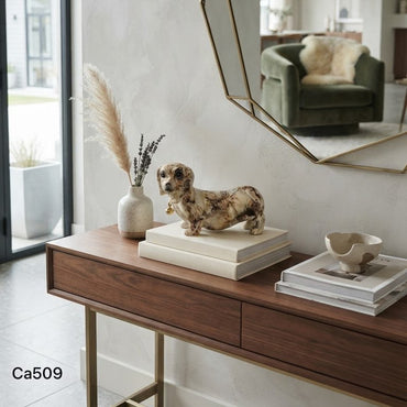 Articulo decorativo perro salchicha beige marmolizado detalle dorado  22cm* 9cm* 13cm