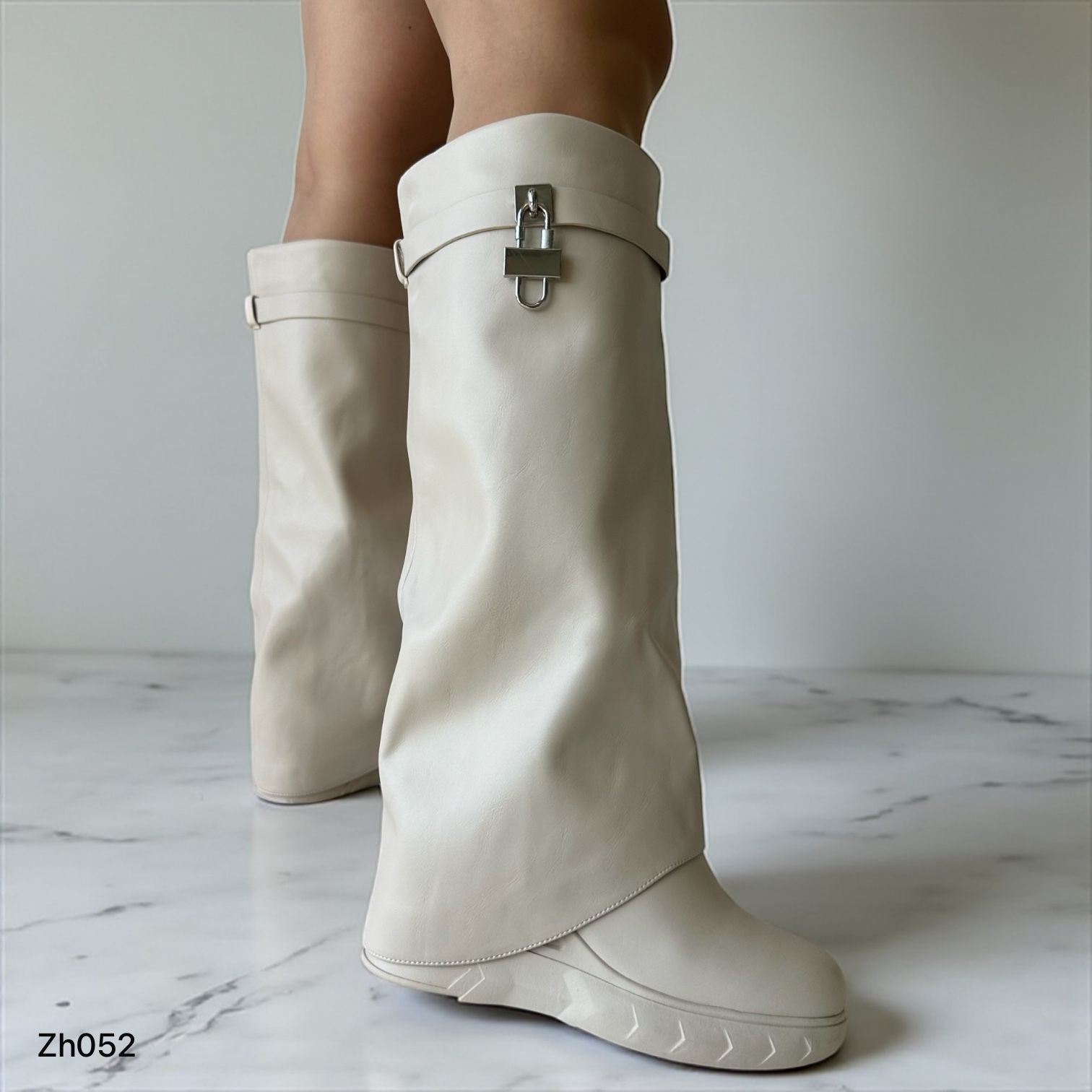 Bota caña alta beige doblez detalle plateado tacon corrido 8cm  255-007