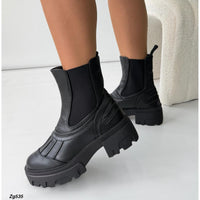 Botin negro resorte suela 5cm  UK68  C-77