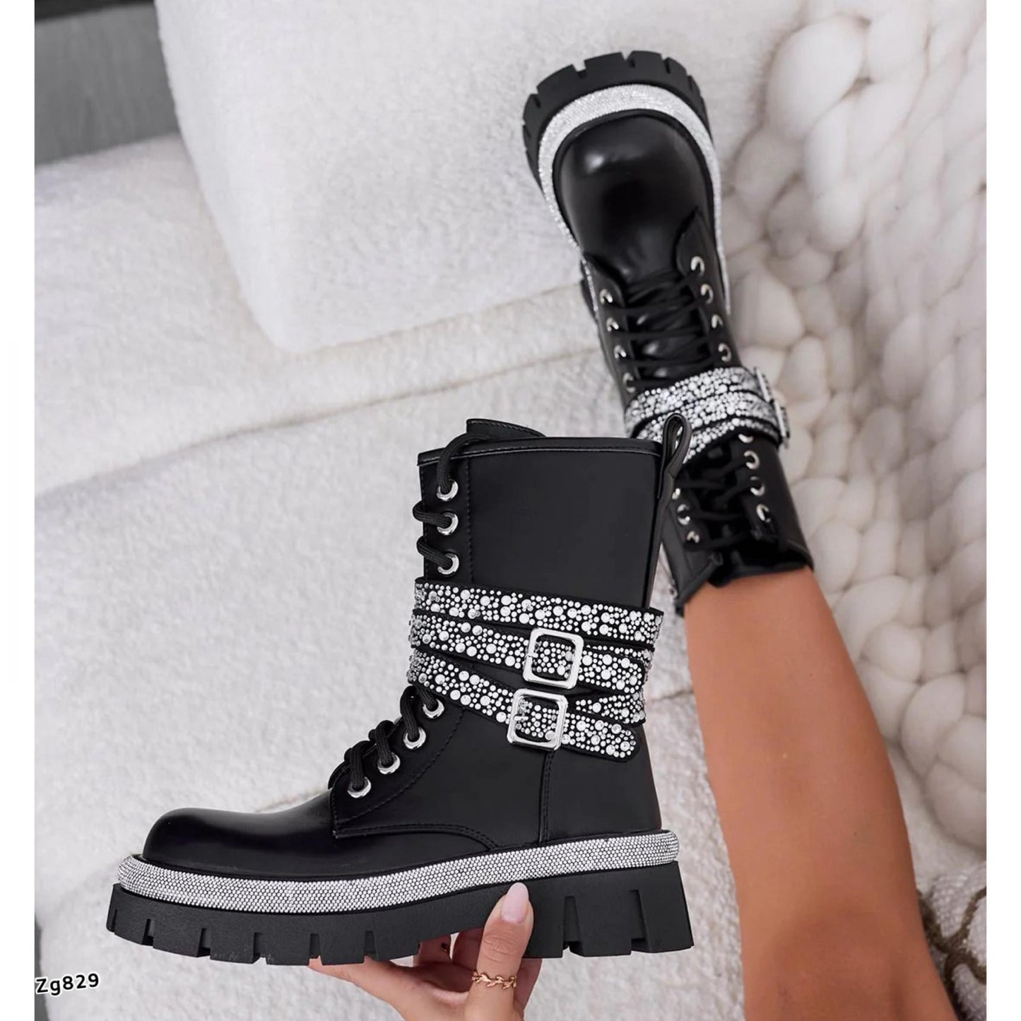 Bota negro apliques plateados detalle correas suela 3cm  162KSL  C-1
