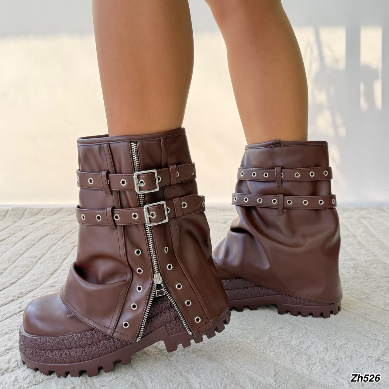 Bota café doblez detalle correa y cierre plateado suela 8cm  HX3231-B9727
