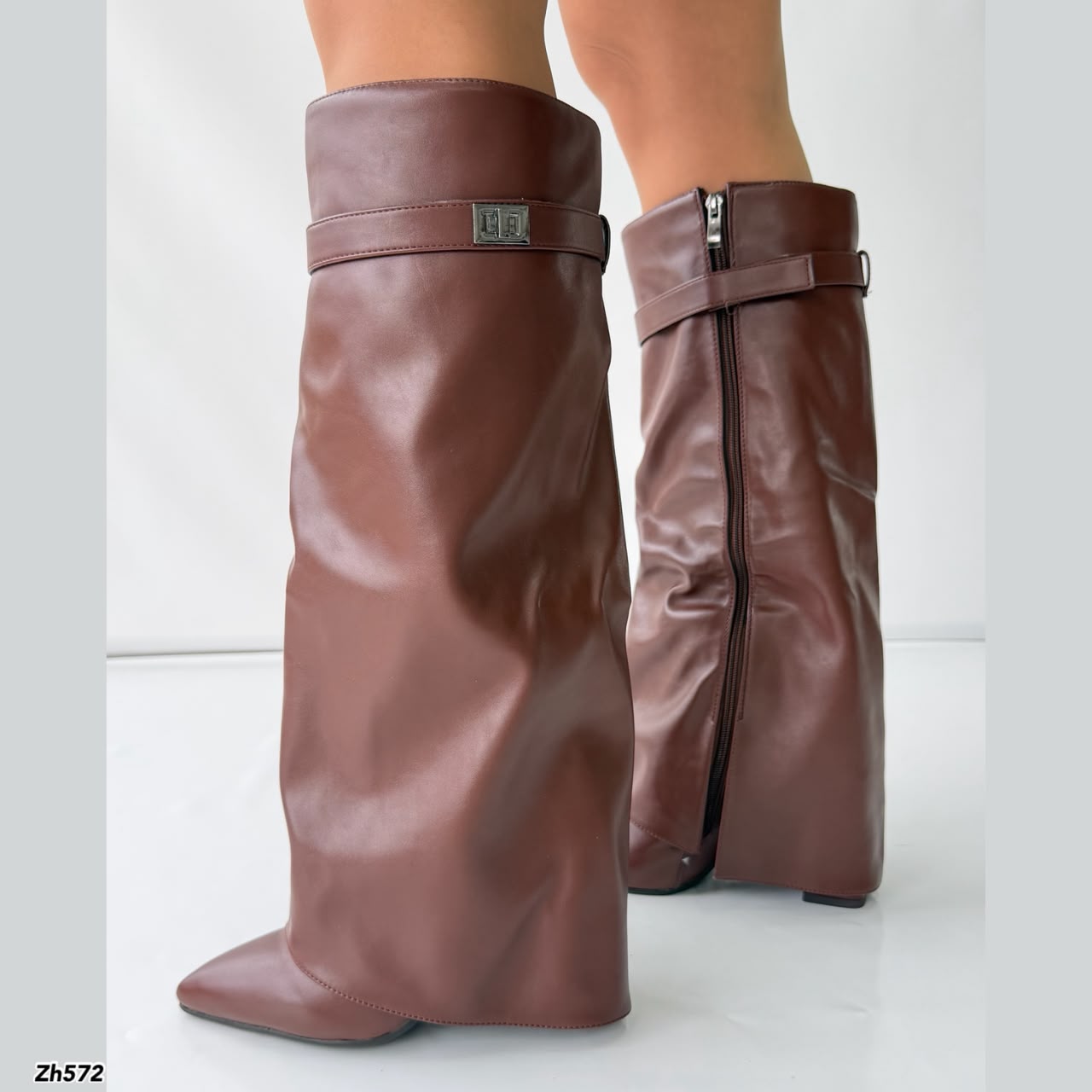 Bota caña alta café doblez detalle plomo tacon 10cm  HX3079-B0200