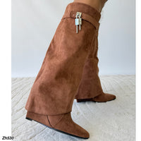Bota caña alta café doblez detalle plateado tacon corrido 9cm  HX2697-C1179