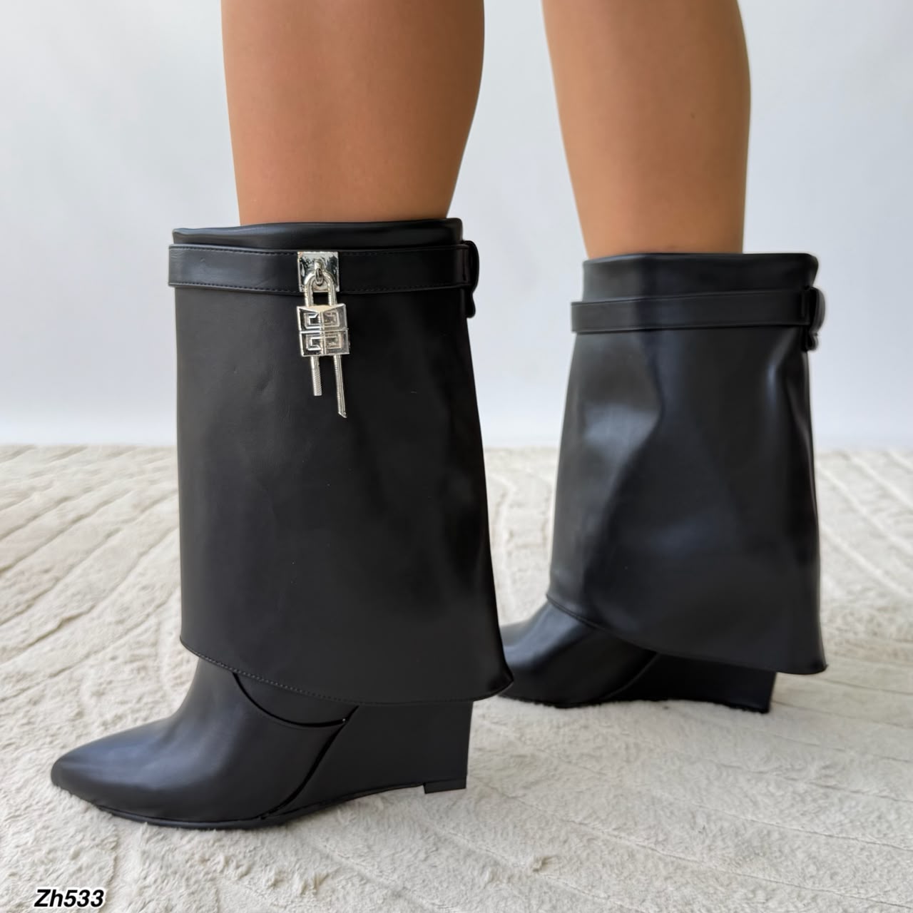 Botin negro doblez detalle plateado tacon corrido 9cm  HX2697-C1808