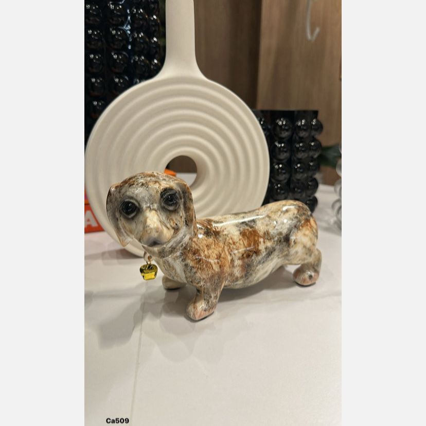 Articulo decorativo perro salchicha beige marmolizado detalle dorado  22cm* 9cm* 13cm