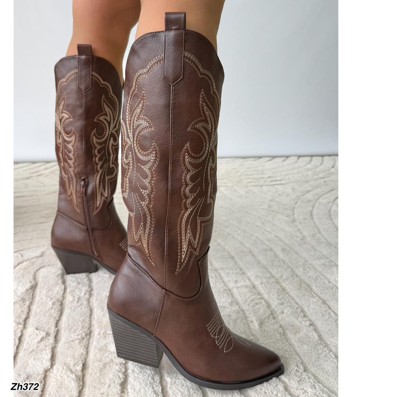 Bota texana café detalles beige tacon 7cm    J31  C-108