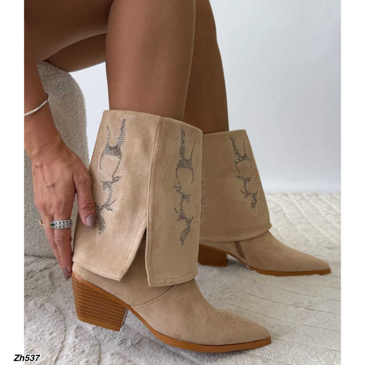 Botin texano beige doblez apliques brillante tacon 6cm  HX3325-C1749