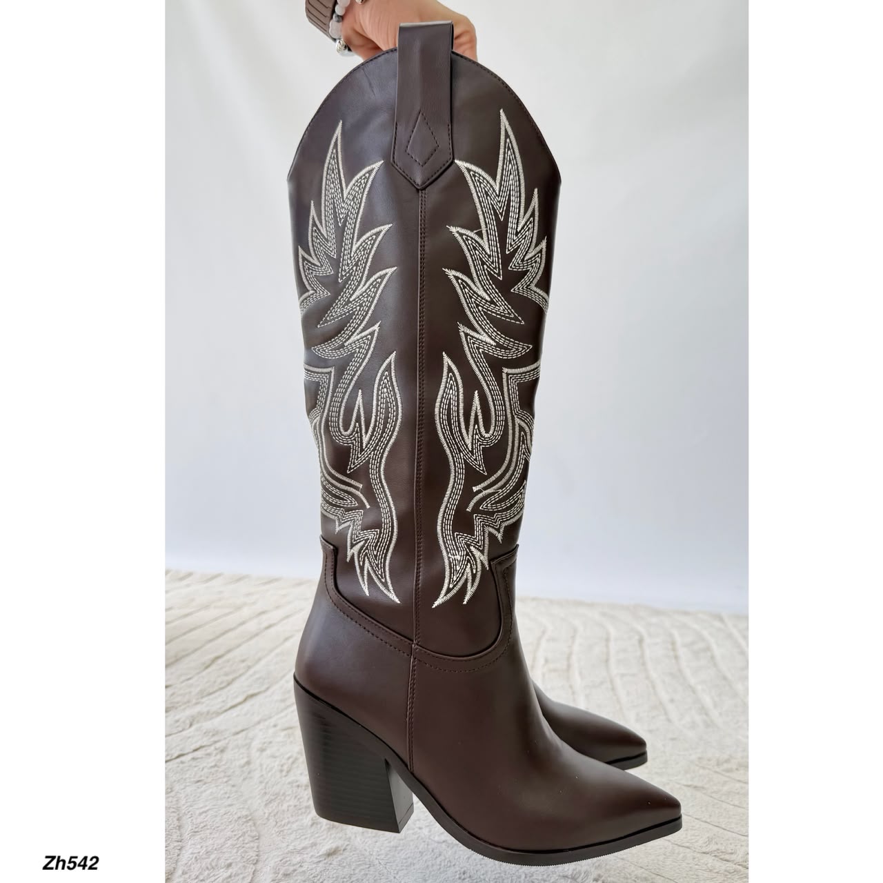 Bota texana café detalles blanco tacon 9cm  HX3371-B0218