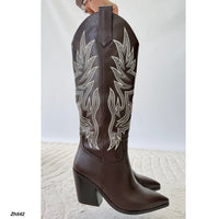 Bota texana café detalles blanco tacon 9cm  HX3371-B0218