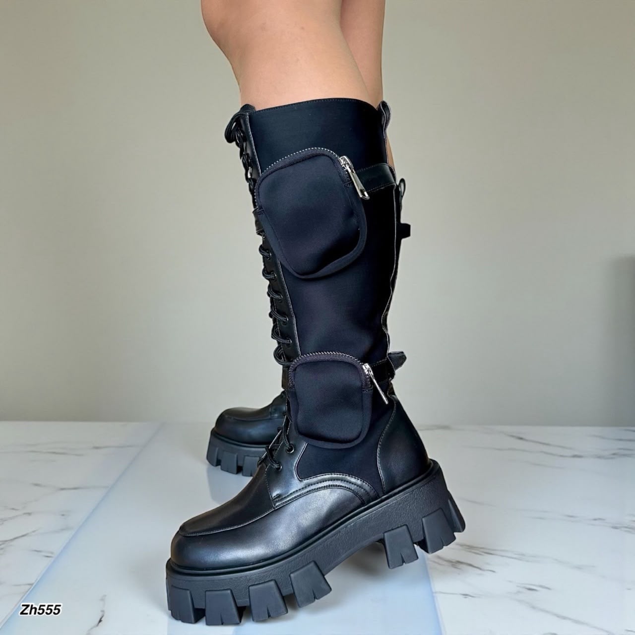 Bota caña alta negro detalle correa bolsito suela 5cm  HX3307-C1757
