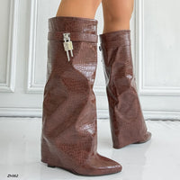 Bota caña alta café doblez textura detalle plateado tacon corrido 9cm  HX2697-C1179A