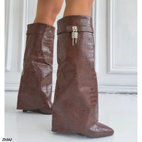 Bota caña alta café doblez textura detalle plateado tacon corrido 9cm  HX2697-C1179A