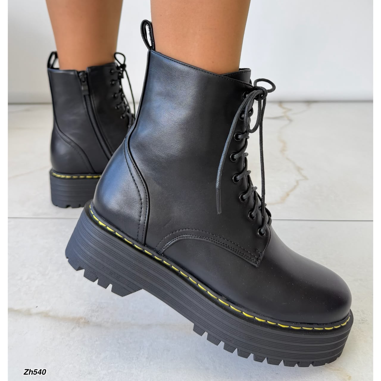 Botin negro detalle amarillo suela 5cm  HX3359-B0205