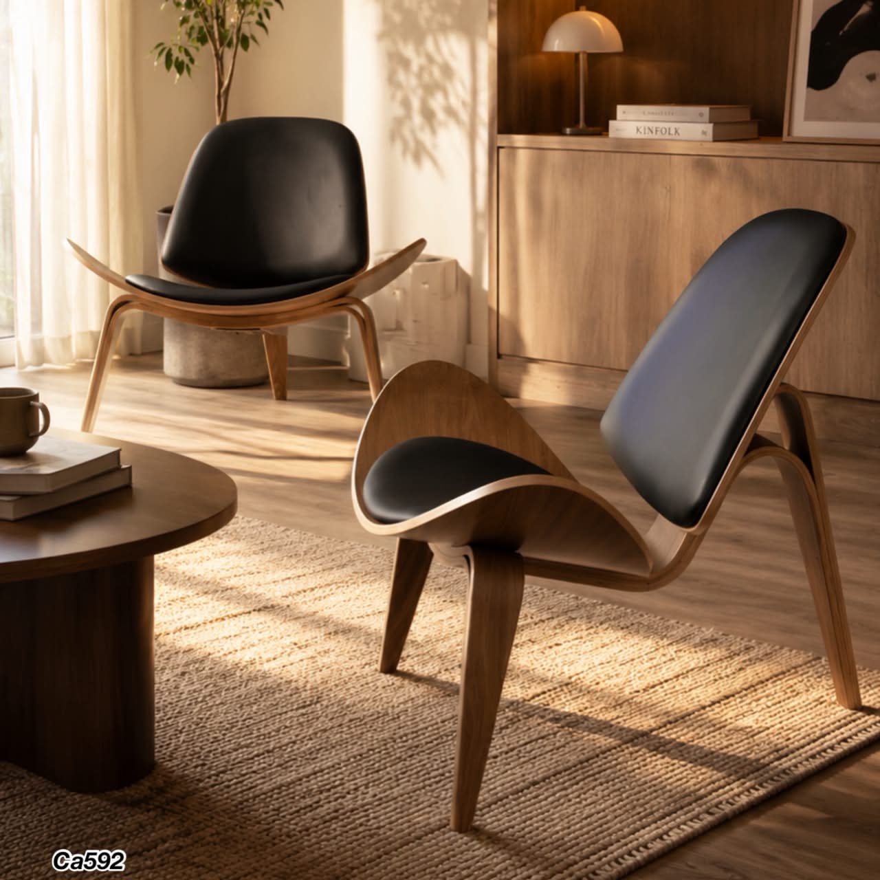 Silla de madera cojin negro  92cm* 80cm* 76cm