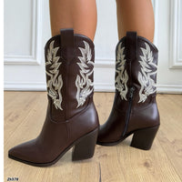 Bota texana café detalles blanco tacon 9cm  HX3371-B0247