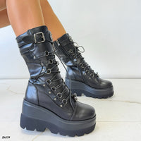 Bota negro detalle correa taches plomo plataforma 9cm   HX3351-B0198