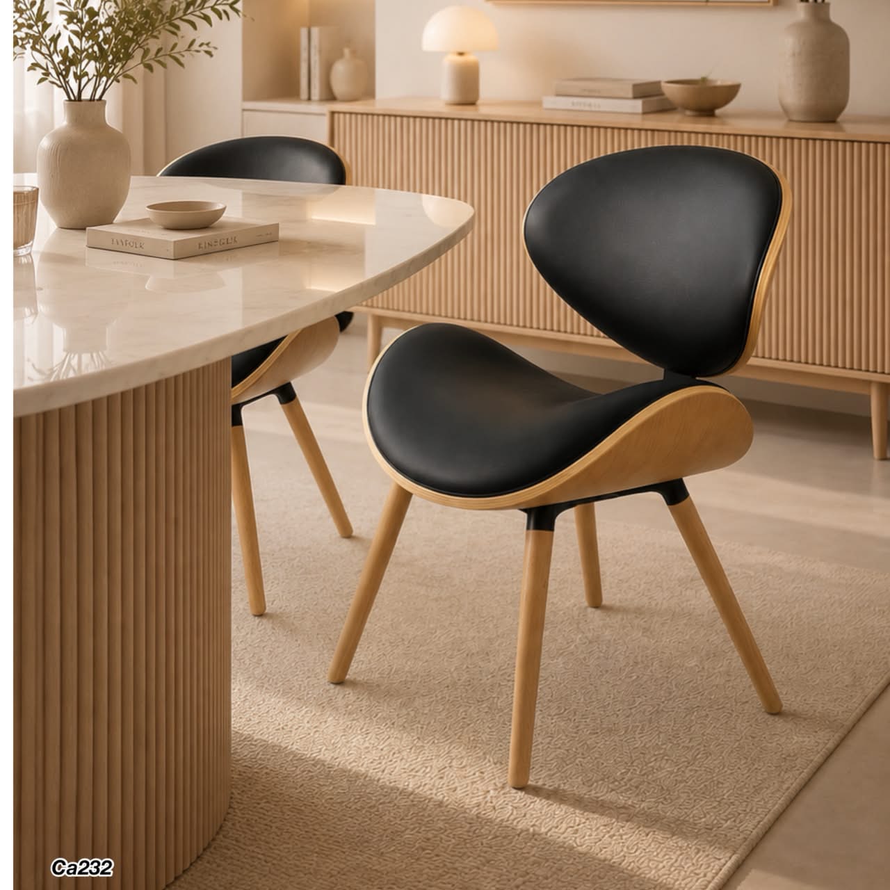 Silla base de madera y asiento negro en policuero  73.5cm* 50cm* 49cm