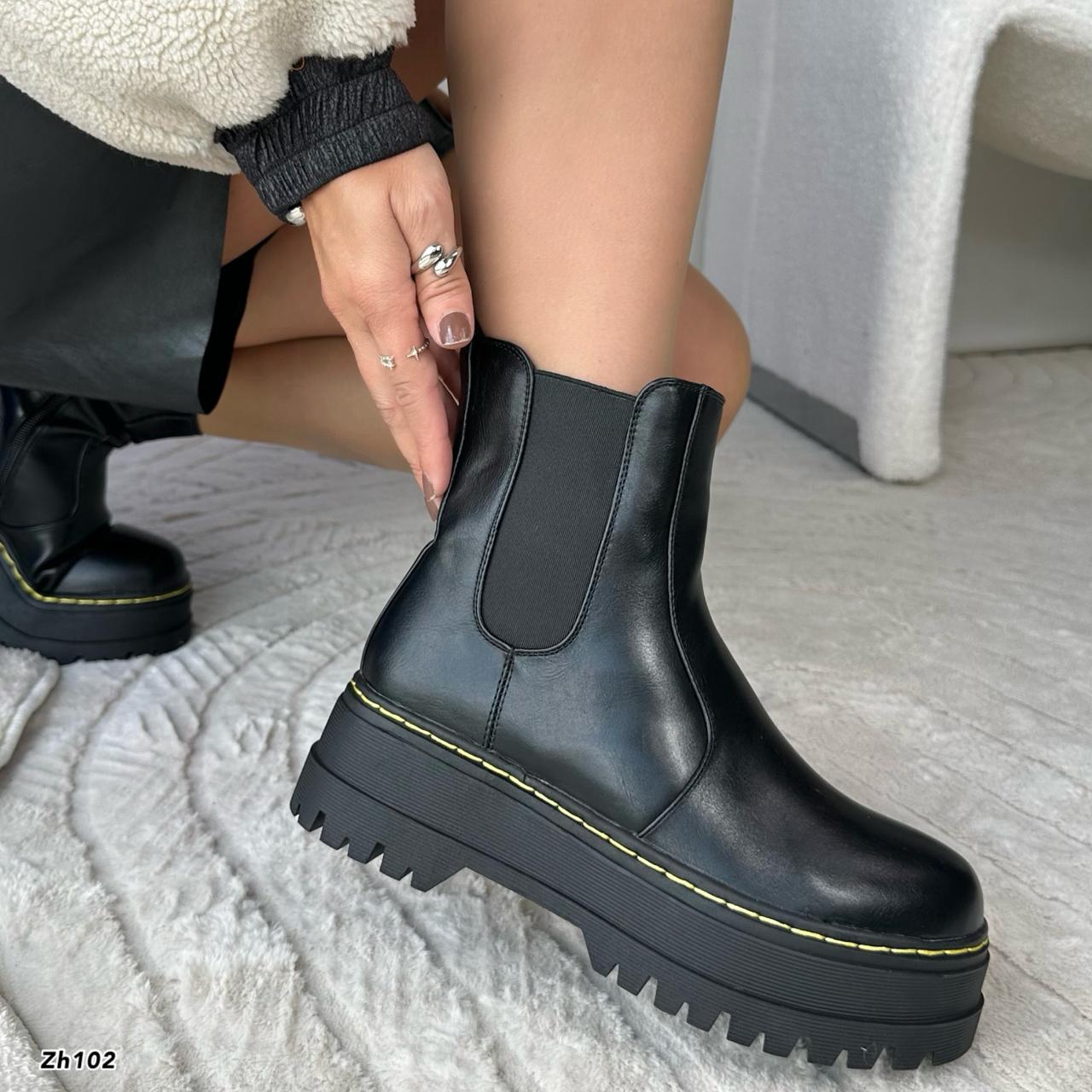 Botin negro detalle resorte suela 5cm  255-104