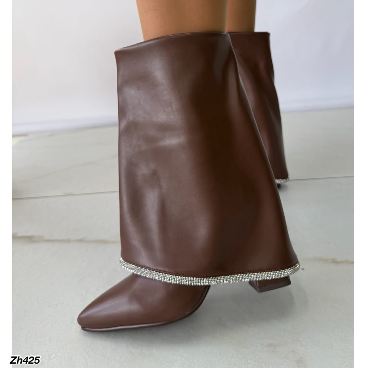 Botin café doblez apliques brillante borde tacon 10cm  HX3079-B0019