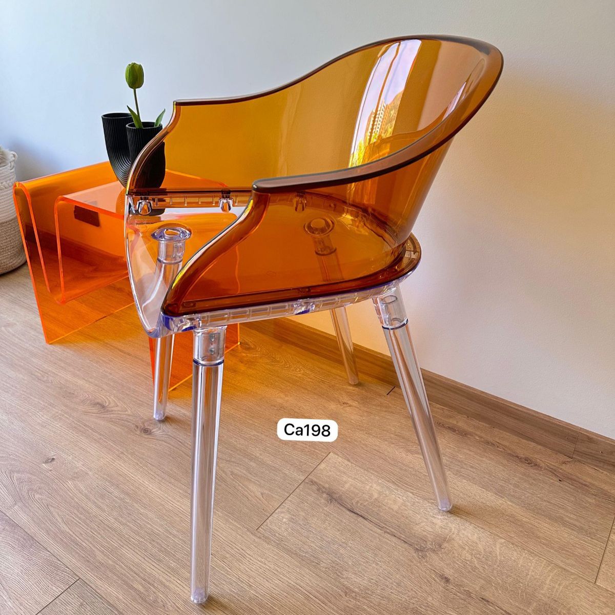 Silla naranja transparente en Plástico policarbonado  36cm* 32cm* 44cm