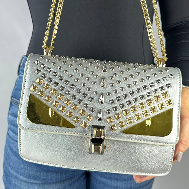 Bolso plateado apliques plateado ojos y cadena dorado  22cm* 9cm* 17cm  C- 23196-1