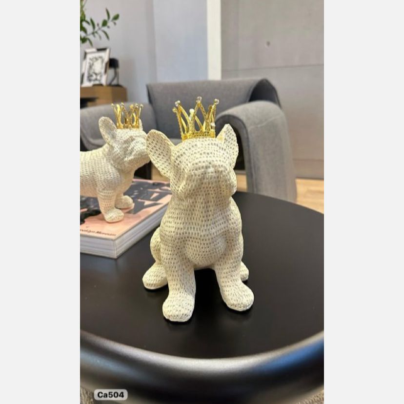 Articulo decorativo perro bull dog sentado textura blanco corona dorado  17cm* 12cm* 20cm