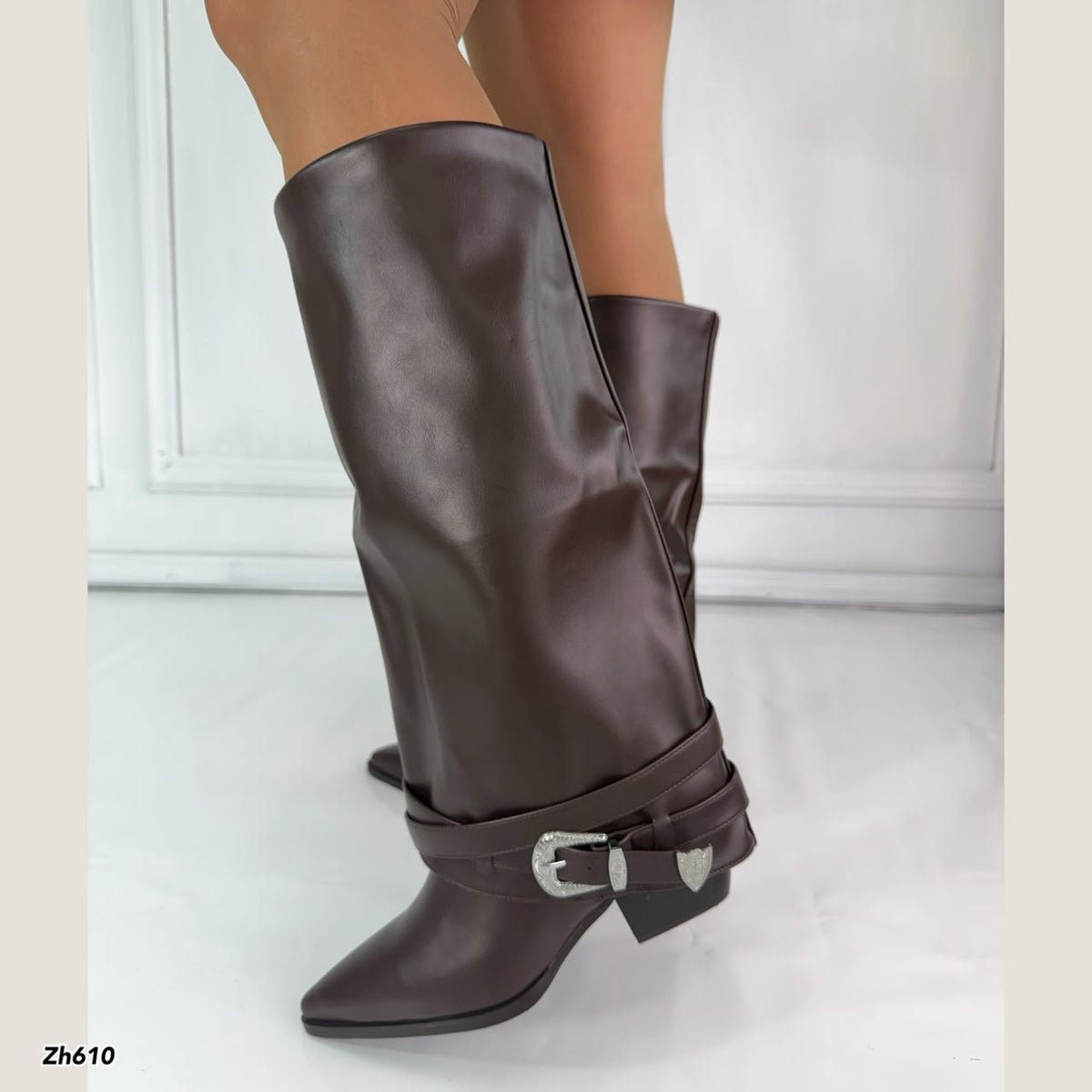 Bota texana café doblez detalle correa hebilla plateado tacon 6cm  HX3325-C1801