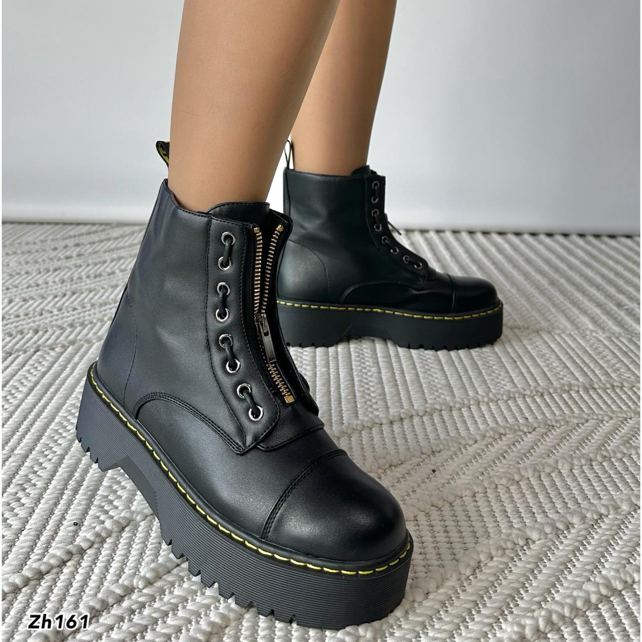 Botin negro cierre frontal suela 4cm  255-052