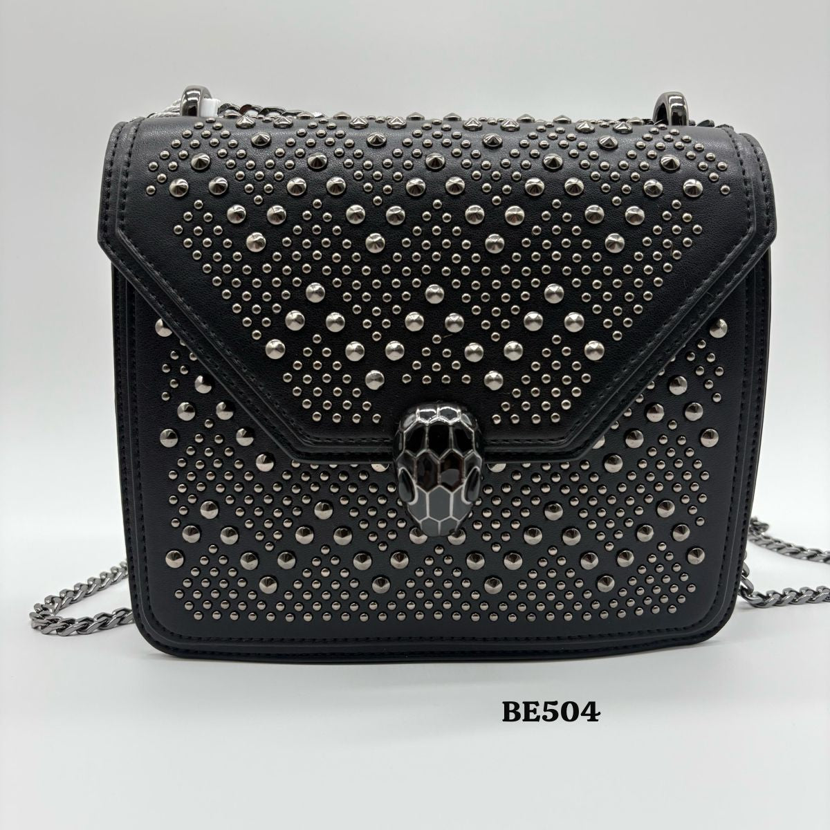Bolso negro apliques y cadena plomo  20cm* 7cm* 16cm   C- 23195