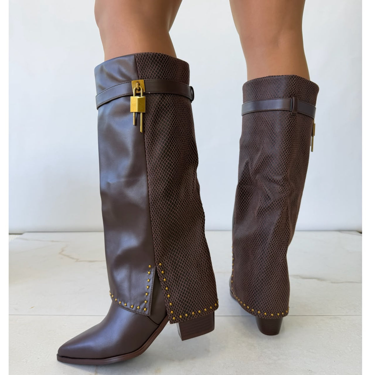 Bota texana café doblez textura apliques dorado tacon 8cm  HX3191-C1793