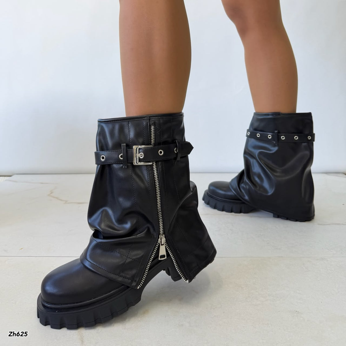 Bota negro doblez detalle cierre y correa plateado suela 5cm   HX3358-B0206