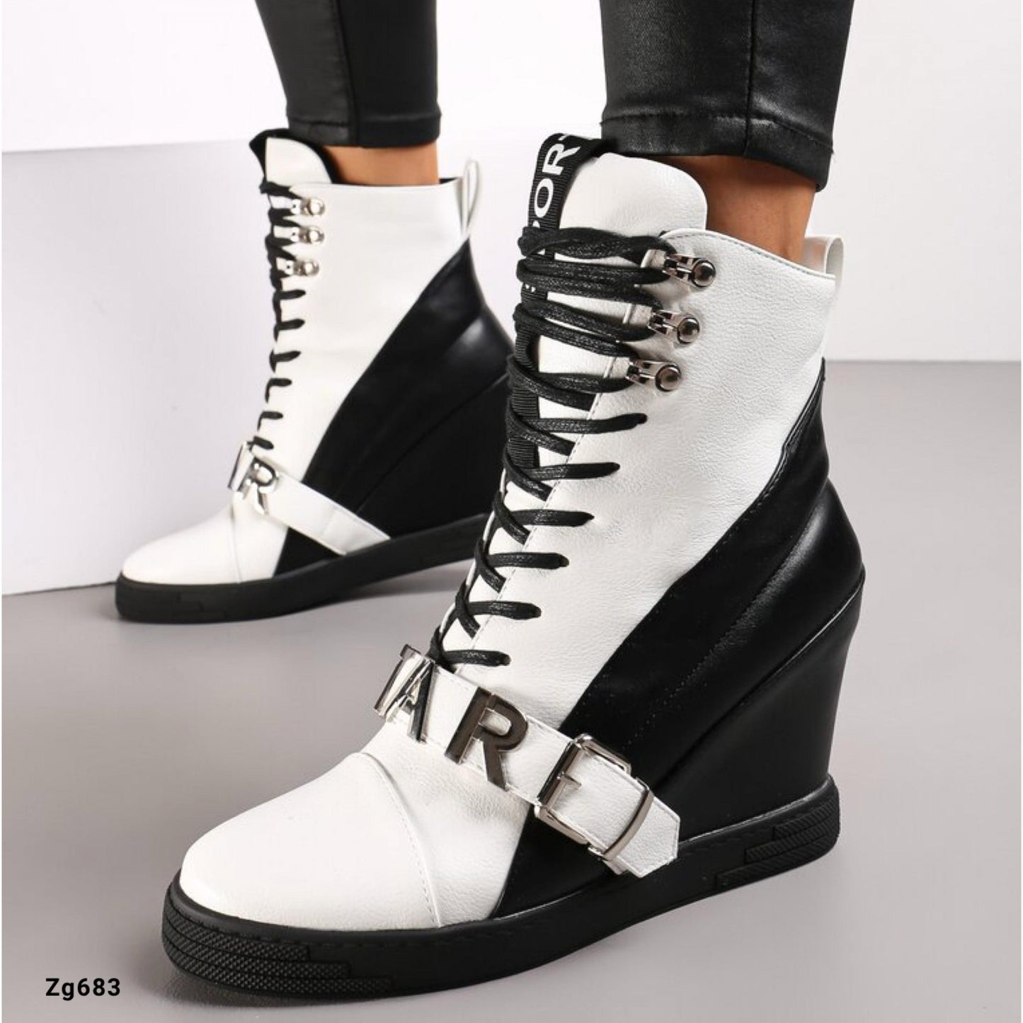 Botin blanco - negro detalles letras plateado tacon interno 10cm  NS375P  C-77