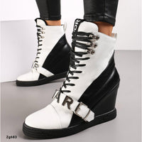 Botin blanco - negro detalles letras plateado tacon interno 10cm  NS375P  C-77