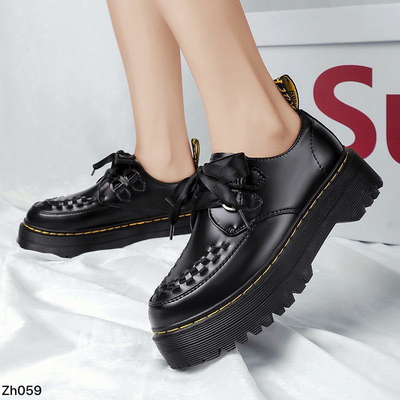 Zapato negro detalle amarillo suela 5cm  255-053