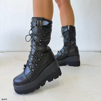 Bota negro detalle correa taches plomo plataforma 9cm   HX3351-B0198