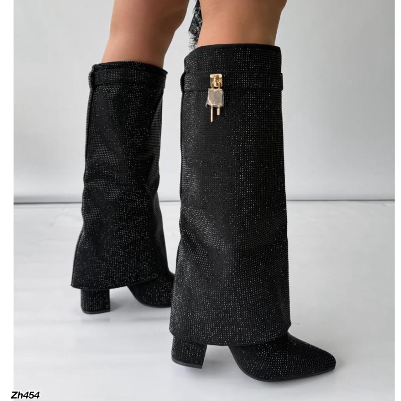 Bota caña alta negro doblez apliques brillantes detalle dorado G719 C-144