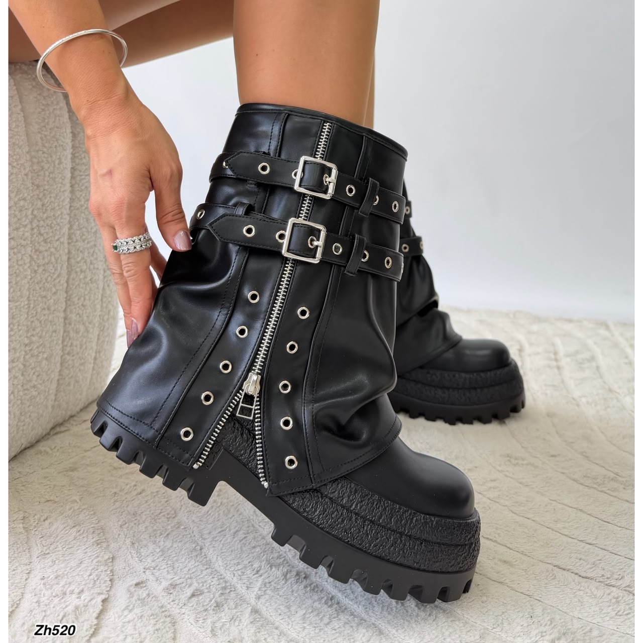 Bota negro doblez detalle correa y cierre plateado suela 8cm  HX3231-B9727