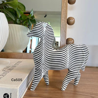 Articulo decorativo cebra blanco y negro resina  20cm* 6cm* 20,5cm