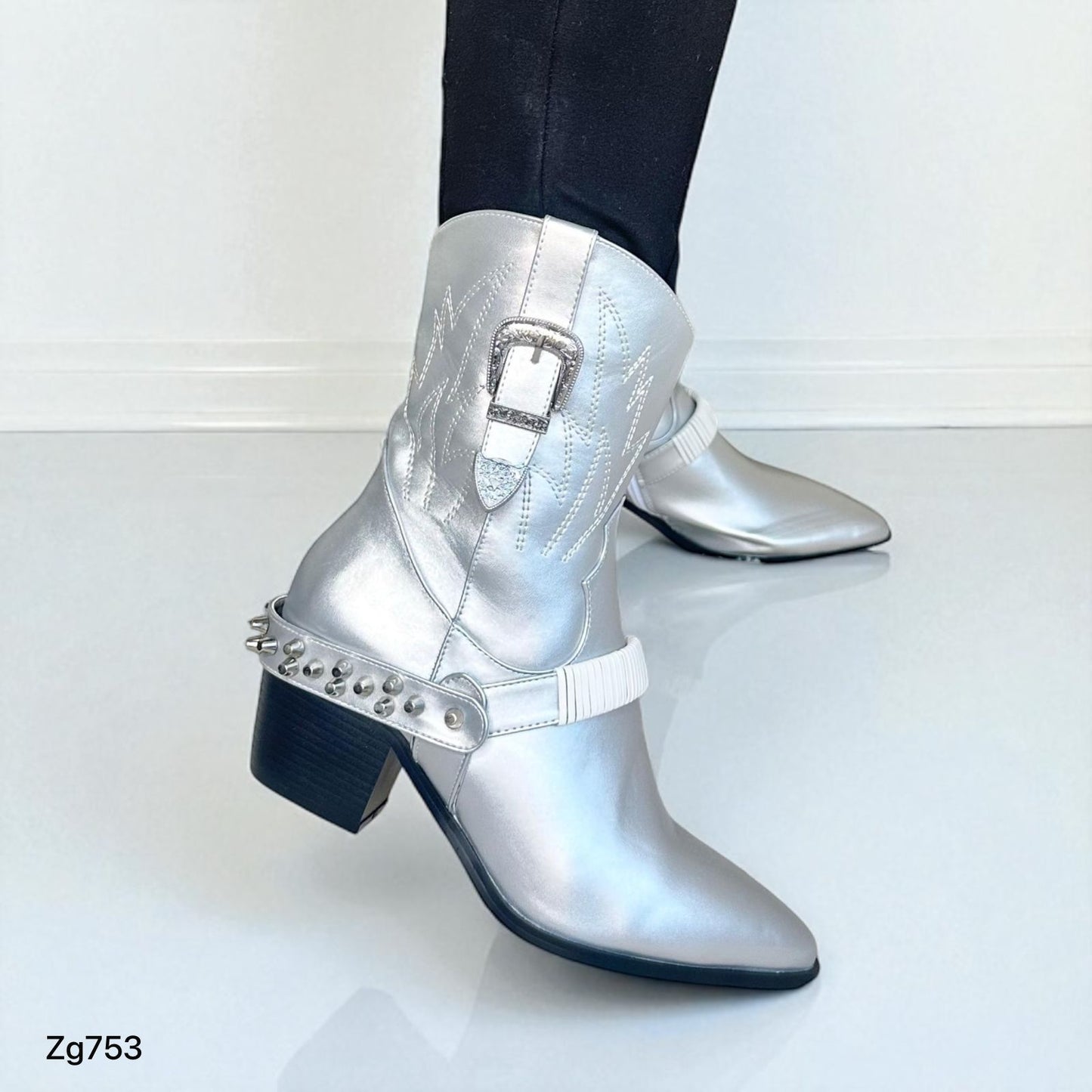 Botin plateado apliques plateado detalle blanco  tacon 6cm  IS14-001