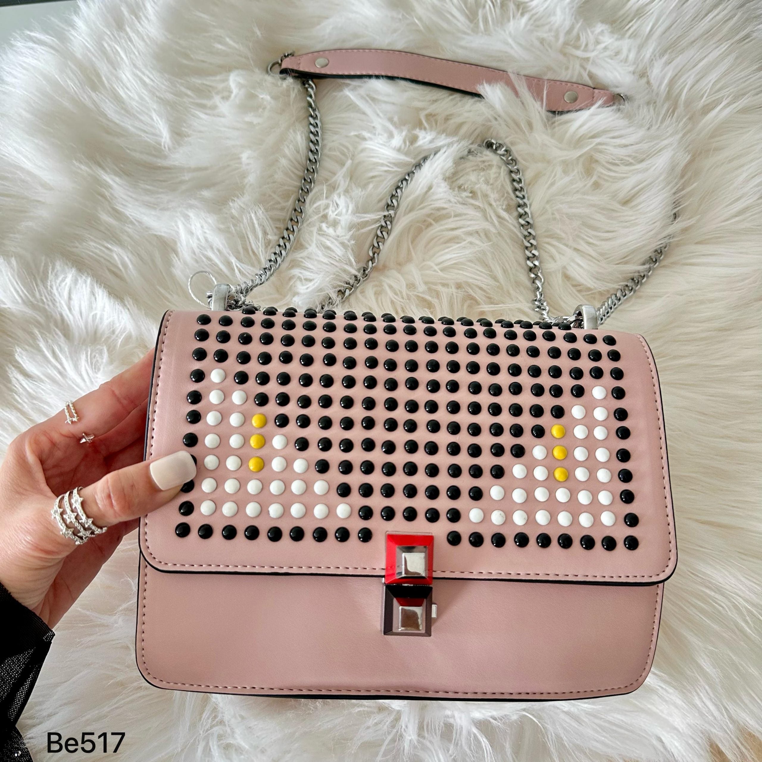 Bolso rosado apliques negro ojos blanco cadena plateado  22cm* 9cm* 17cm   C-23196