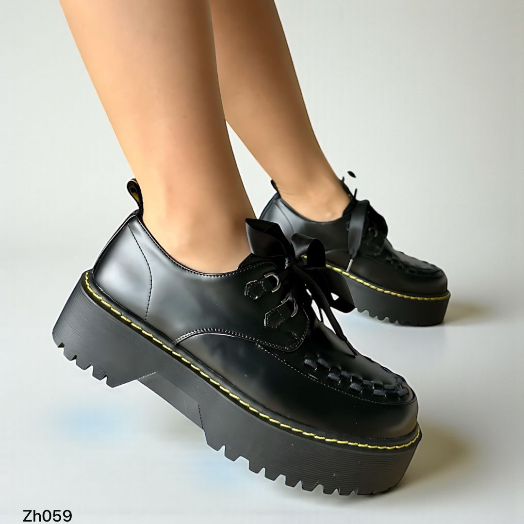 Zapato negro detalle amarillo suela 5cm  255-053