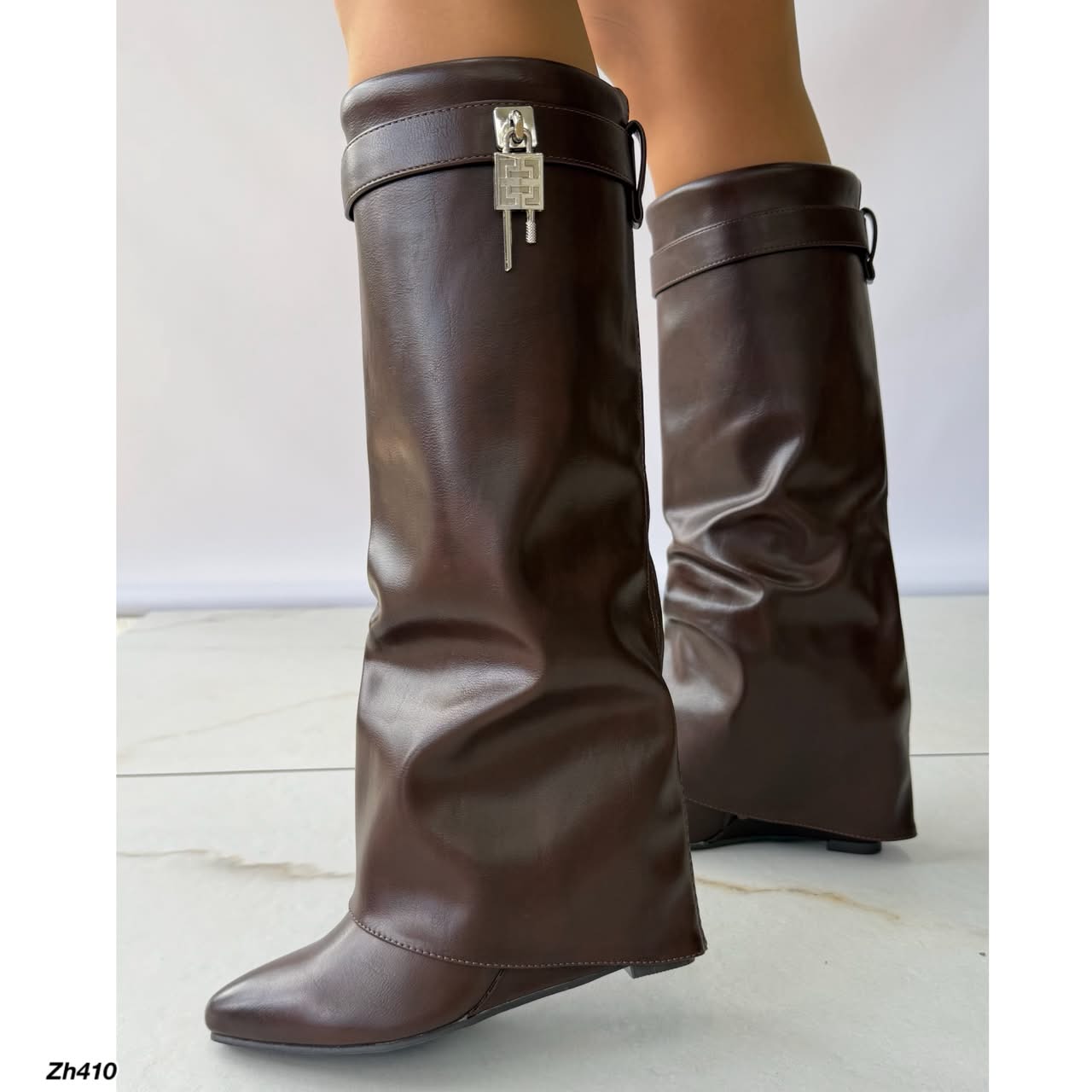 Bota caña alta café doblez detalle plateado tacon corrido 9cm  2G9A-AX9218-28  C-137