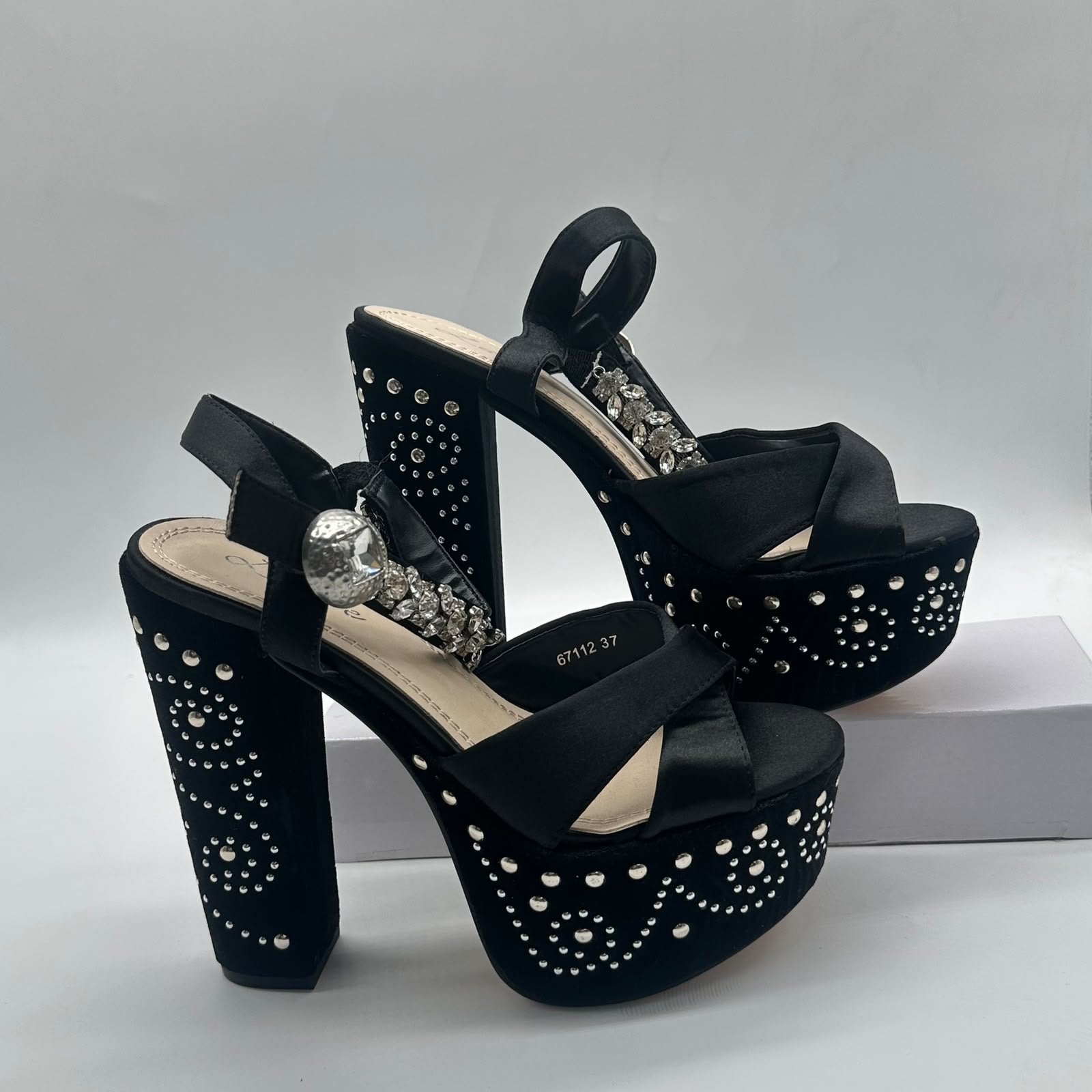 Sandalia negra apliques plateados tacon 14cm 67112 C4