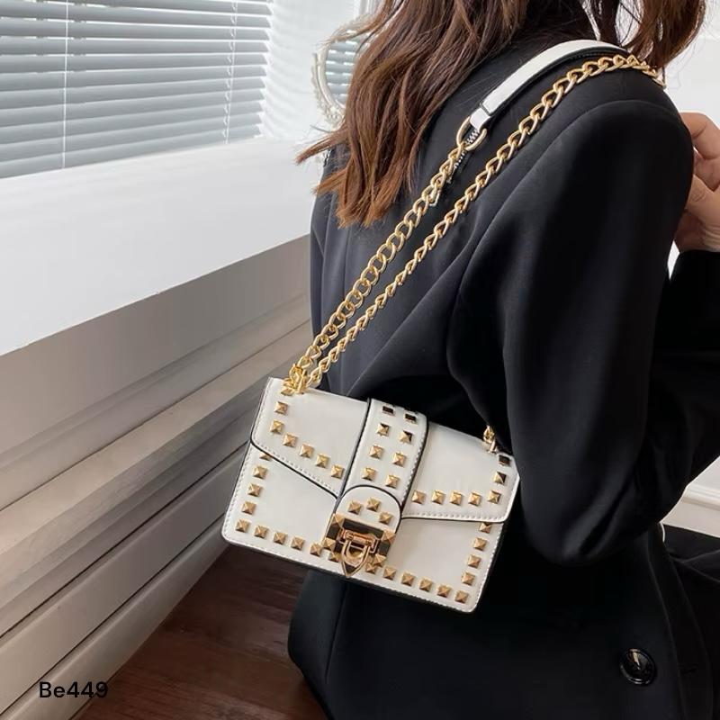 Bolso blanco apliques cadena dorado  22cm* 15cm* 6cm  7010   C-B